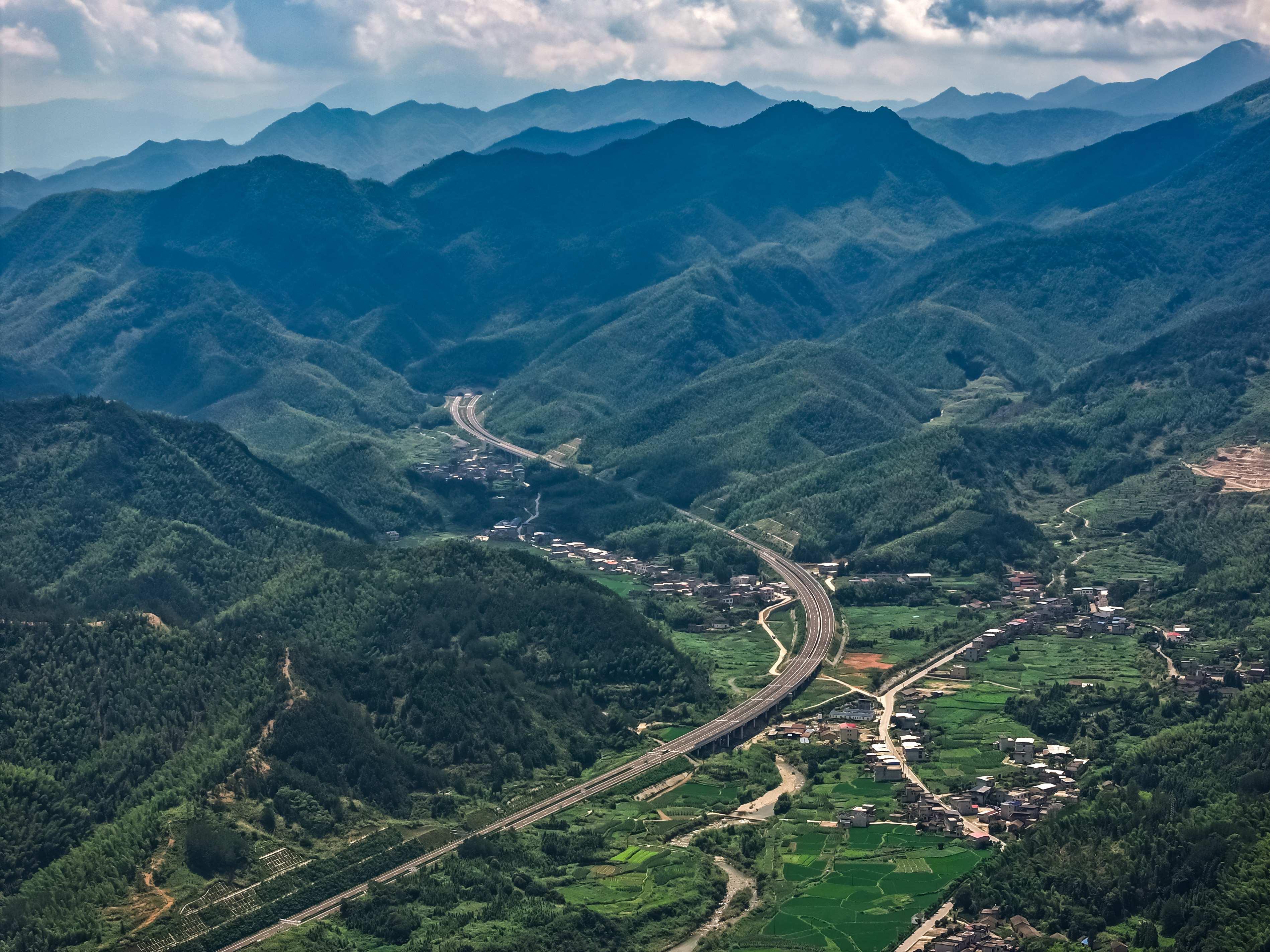 九宮山避暑添快車道！通山至武寧高速湖北段通車運(yùn)