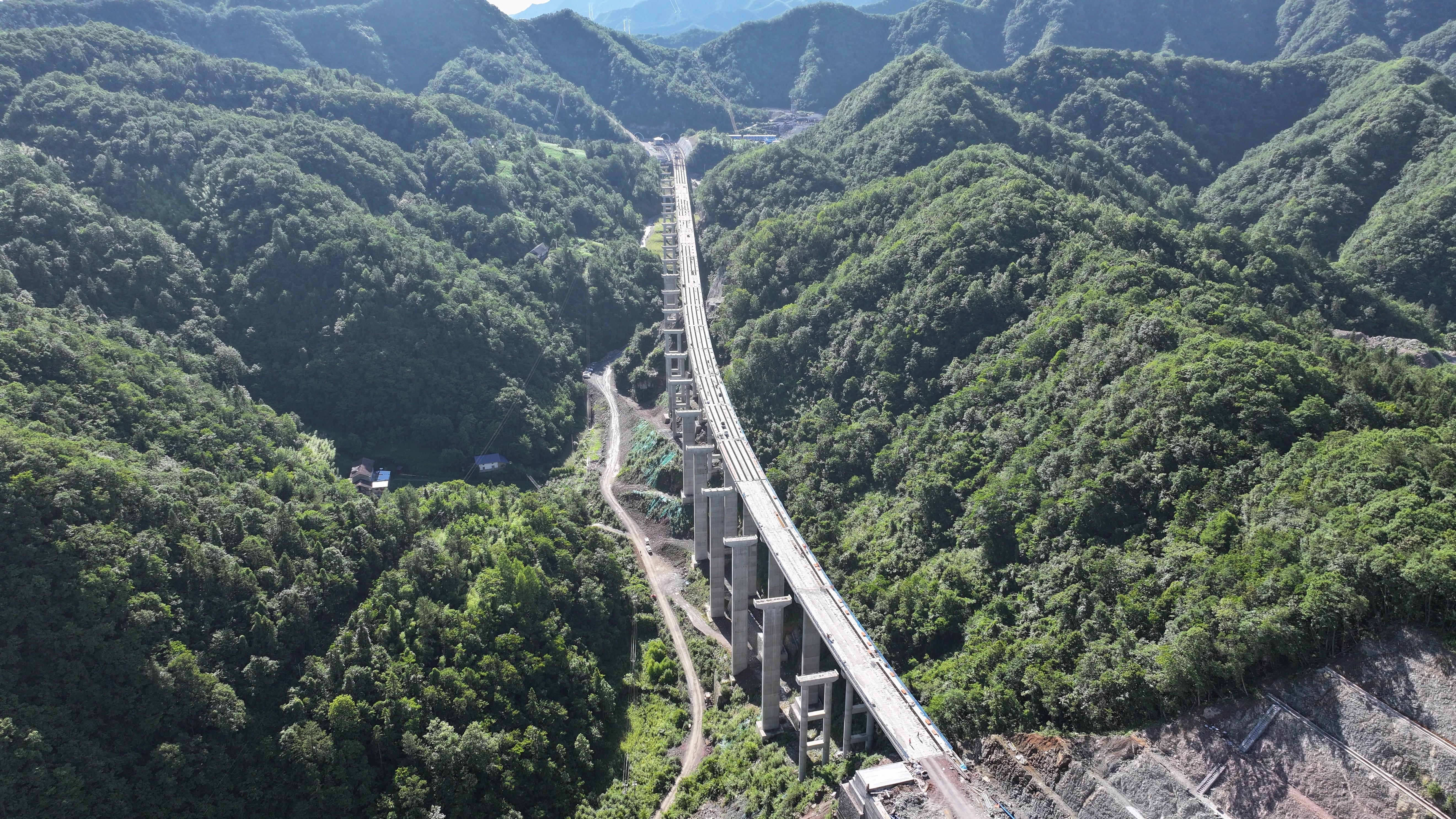 宜來高速秦家灣大橋左幅預(yù)制T梁架設(shè)全部完成
